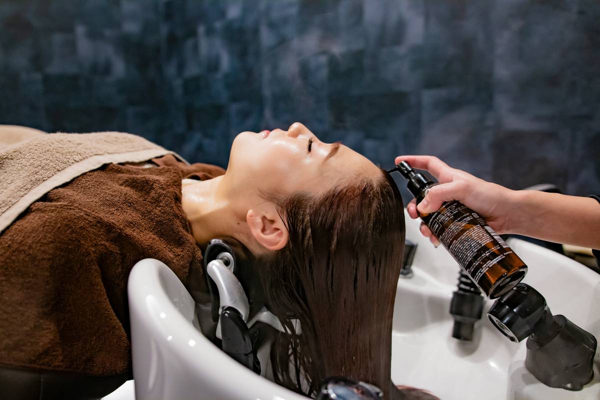 Side-by-side comparison of healthy vs untreated hair after using targeted hair treatment